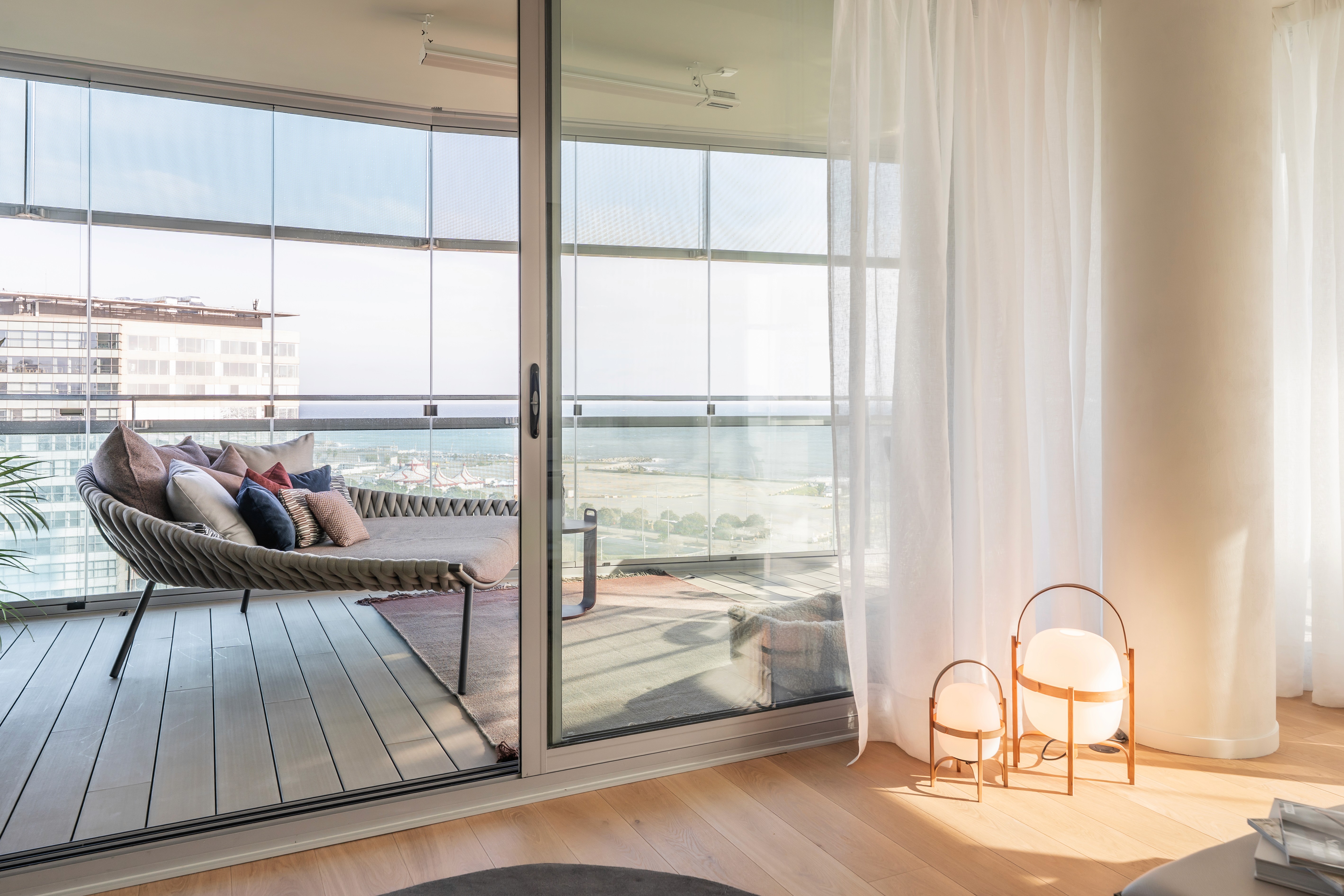 Zona interior y terraza con vistas al mar