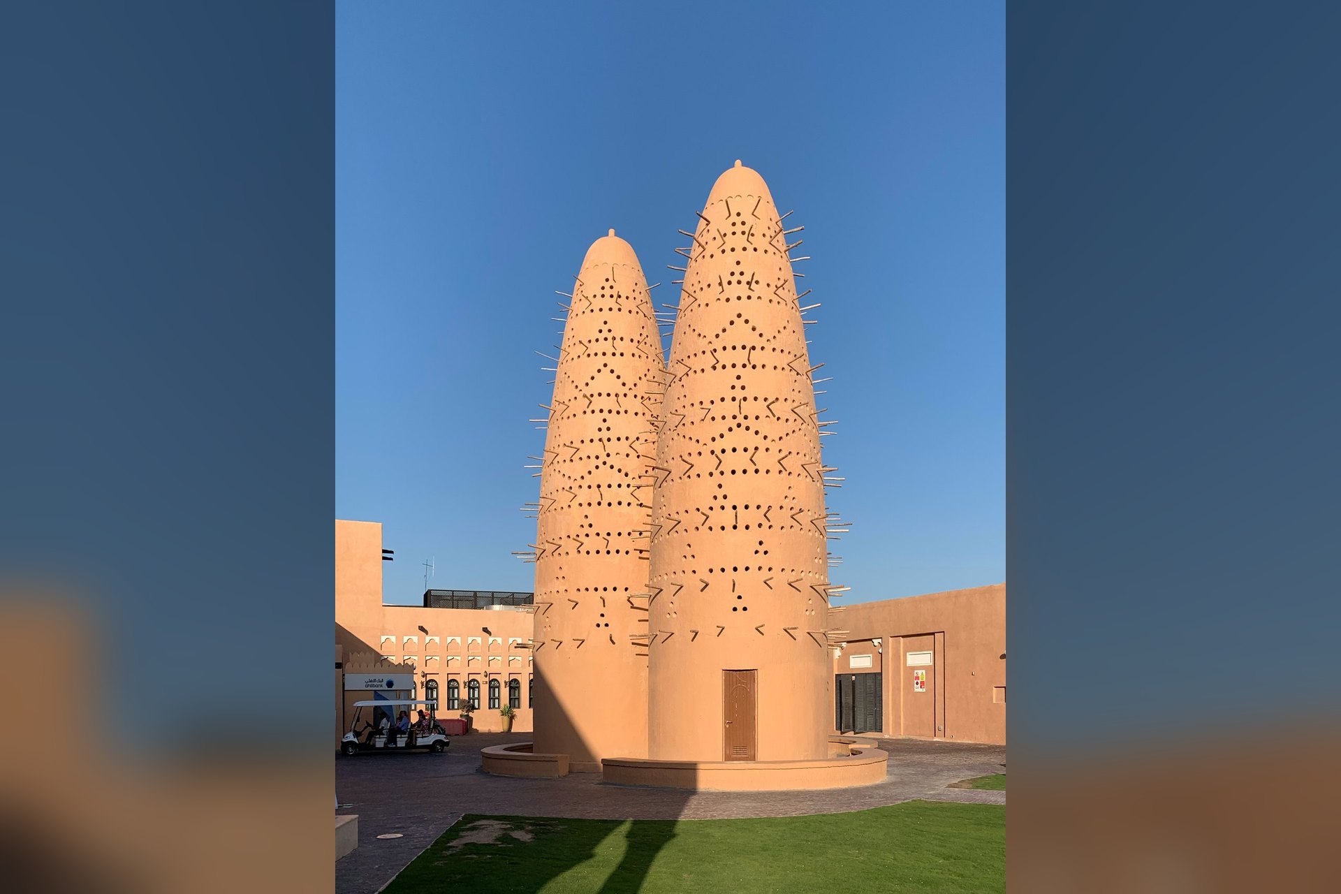 Les pigeonniers de Katara, à Doha, les tours de terre percées de trous dont la Doha Tower reprend la silhouette