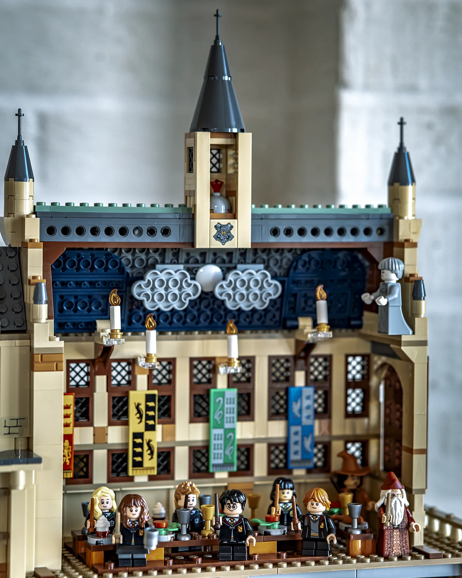 LEGO Harry Potter-minifigurer av Harry, Hermine, Ron og flere karakterer samlet i Storsalen på Galtvort