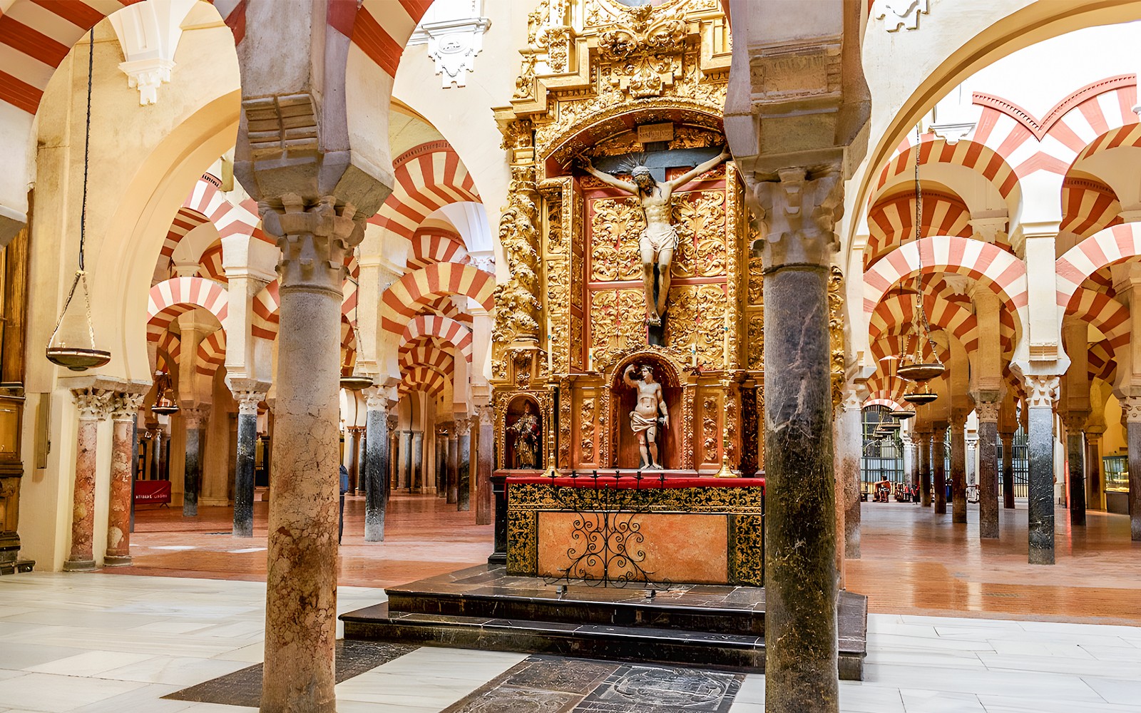 Jesusaltar in der Kathedrale und Moschee von Córdoba mit kunstvollen Bögen und Säulen.