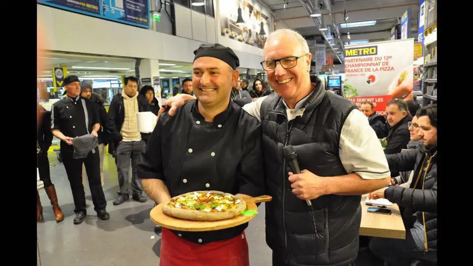 Le pizzaiolo de la Toré Pizza présente sa pizza lors du concours des champoinnat de France au jury