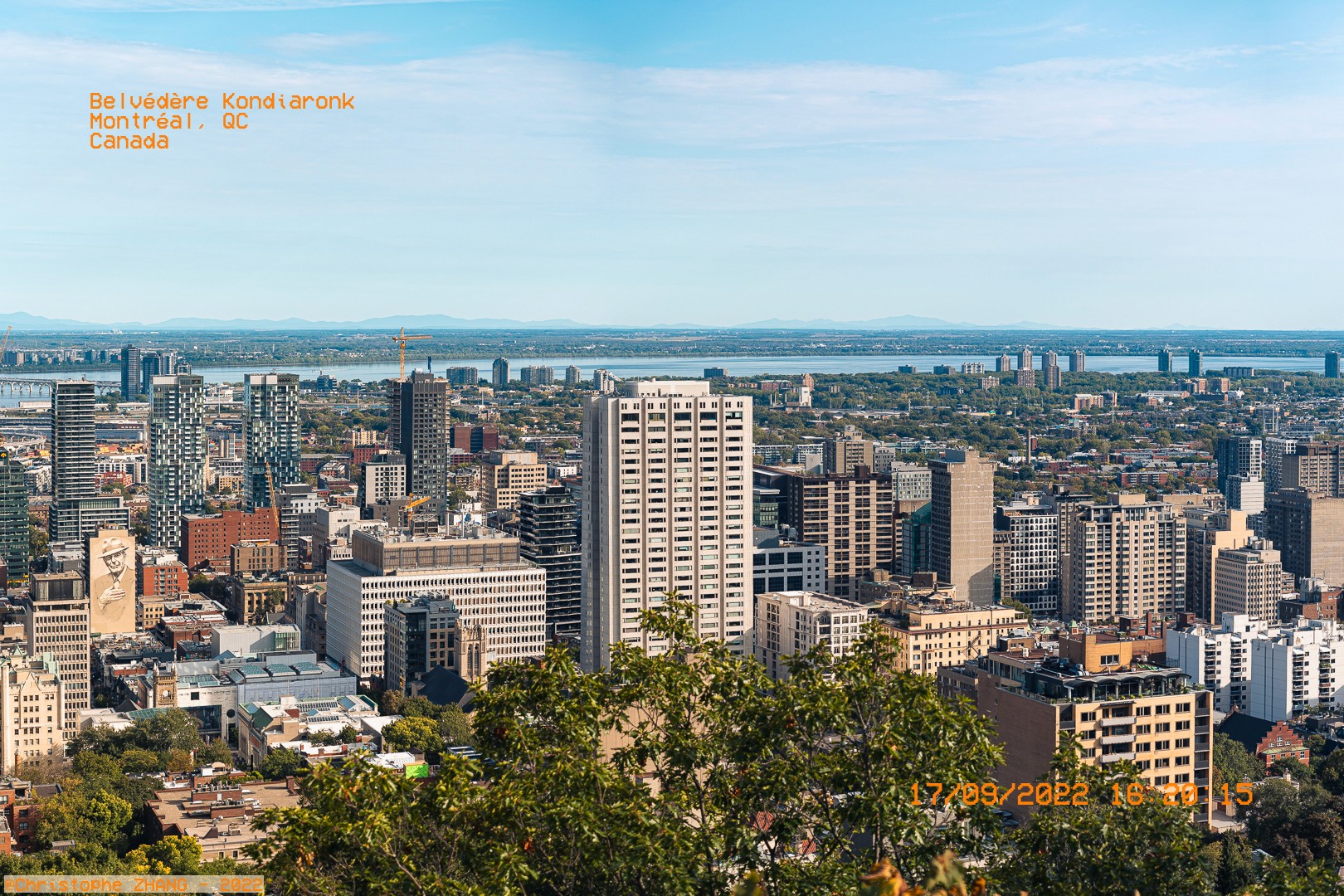 Panorama de Montréal vu du Belvédère Kondiaronk, avec des bâtiments modernes et une vue sur la Rive-Sud.