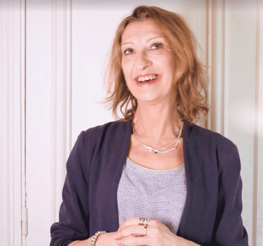 Portrait d'Isabelle, auxiliaire de vie, souriante pendant un entretien