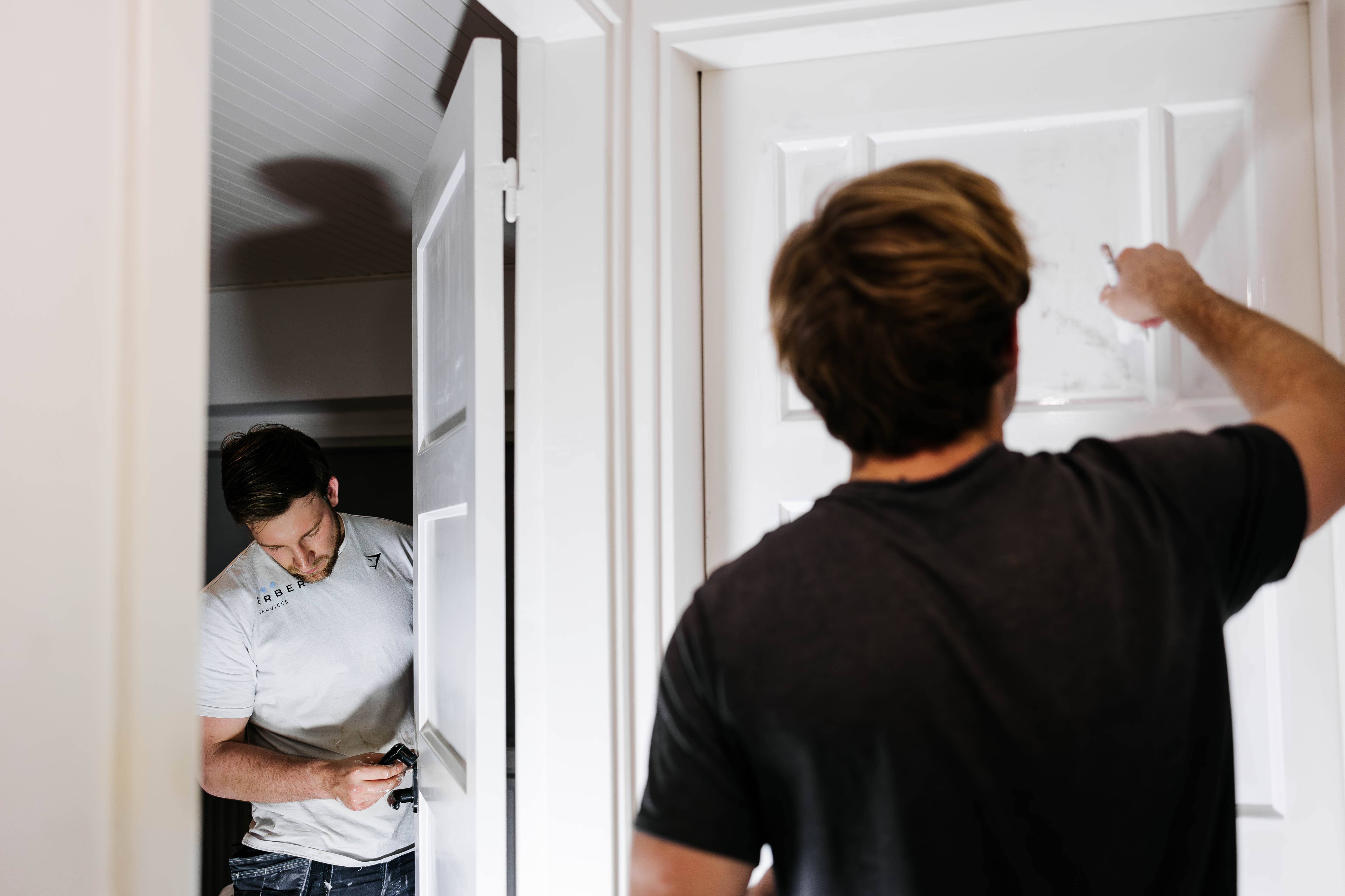 Professioneel schilderwerk van muren en plafonds in een moderne woonkamer, met een frisse witte afwerking en strakke lijnen. Het schilderwerk zorgt voor een nette en verzorgde uitstraling, met hoogwaardige verf die zorgt voor duurzaamheid en een langdurig resultaat. Perfect voor zowel binnen- als buitenschilderwerk, met aandacht voor detail en afwerking.