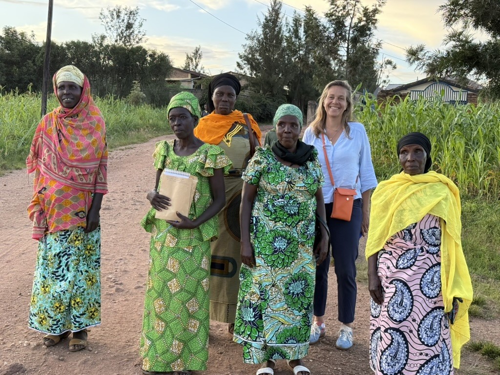 Groupe de femmes accompagnées par Alter Start au Rwanda, lors d'une visite de terrain à la campagne