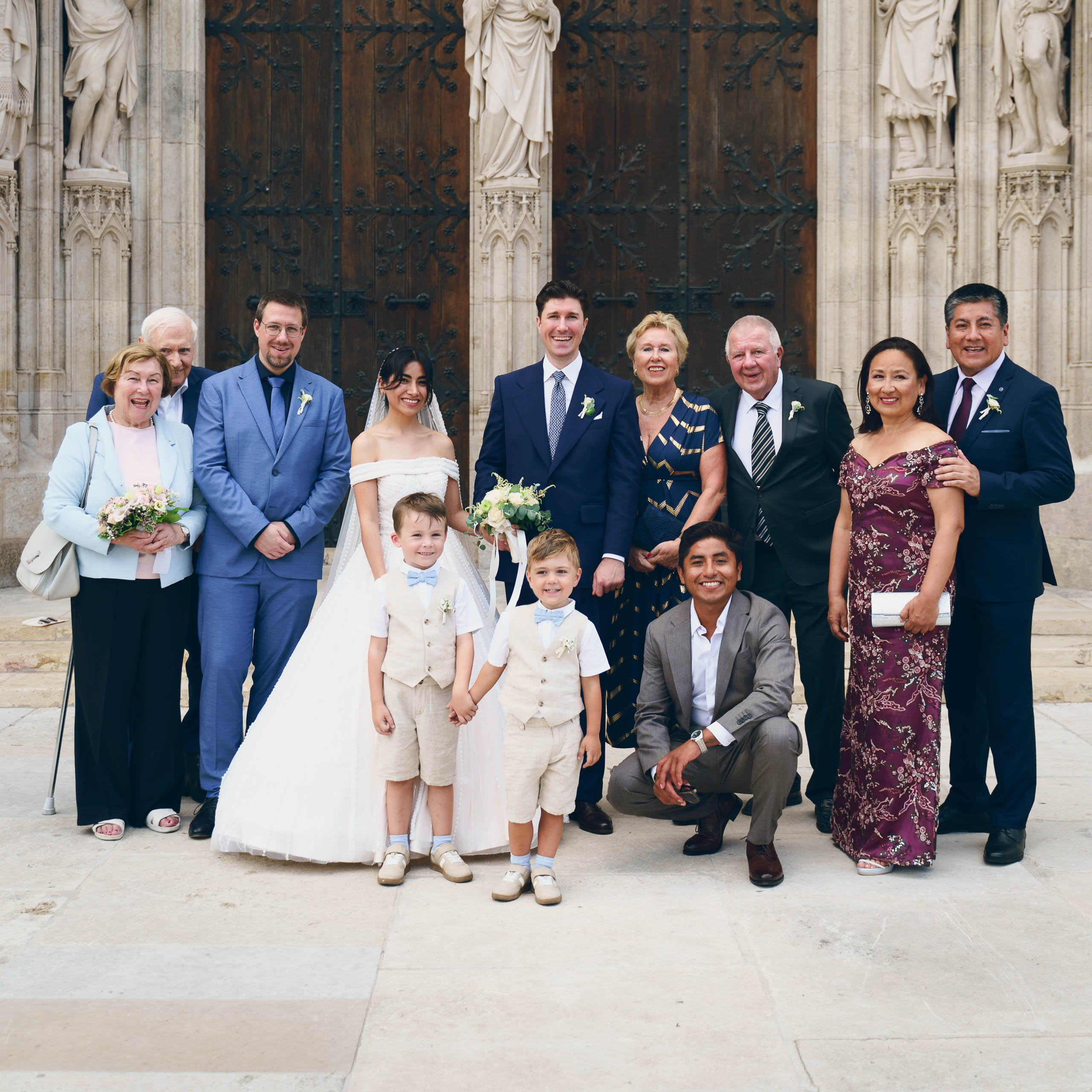 Kleinfamilie Gruppenfoto vor der Votivkirche - Hochzeitsfotografie Wien Leon Moik