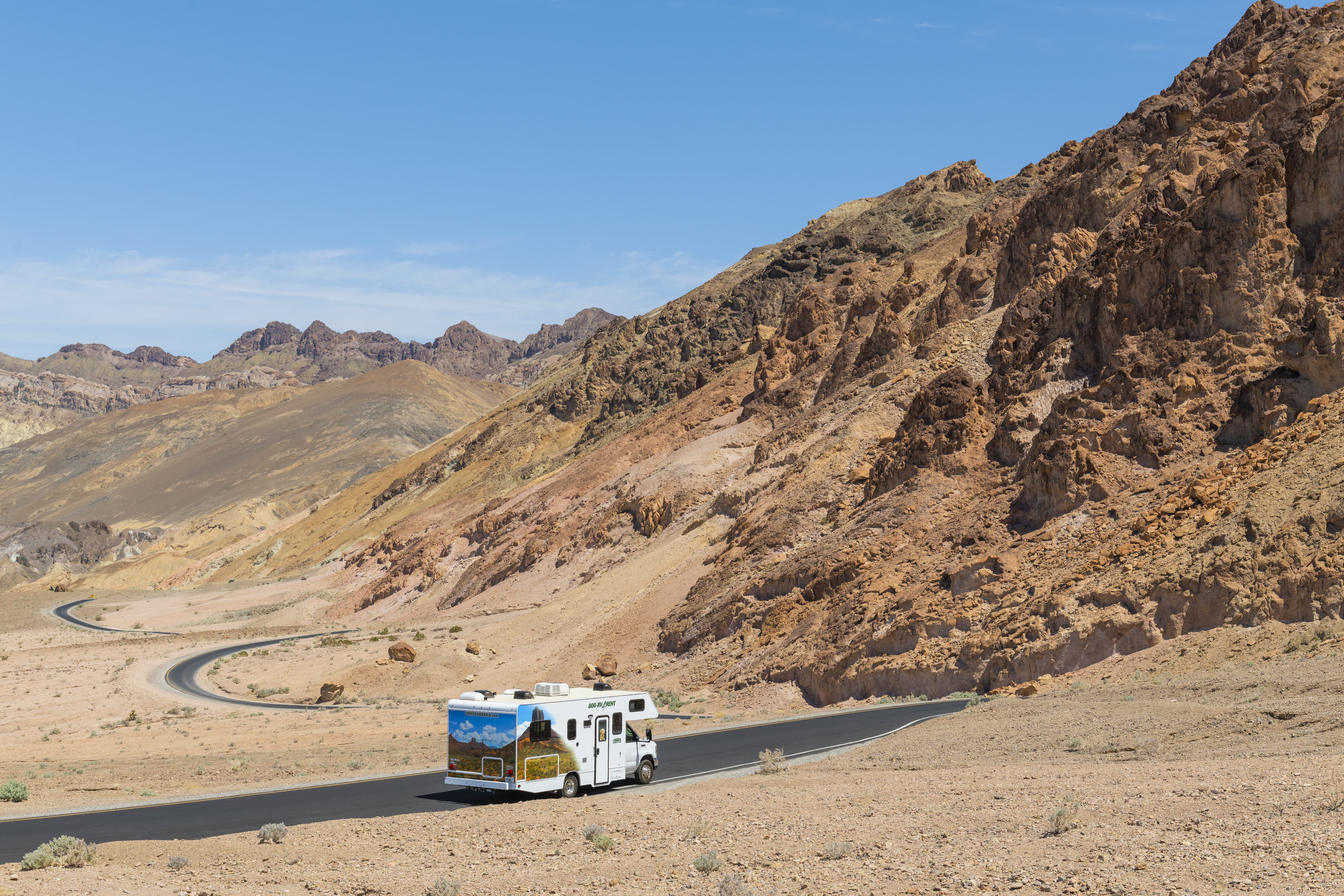 Zdjęcie kampera na pustyni w USA