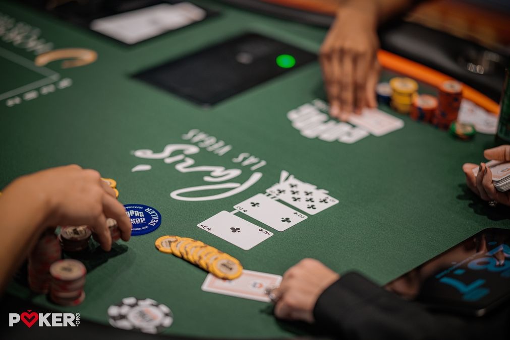 Игрок бетит в раздаче на WSOP