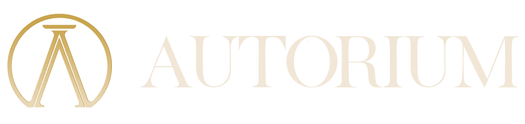 Scritta Autorium con logo dorato. Logo rappresenta una A stilizzata a colonne e un semicerchio che la richiude
