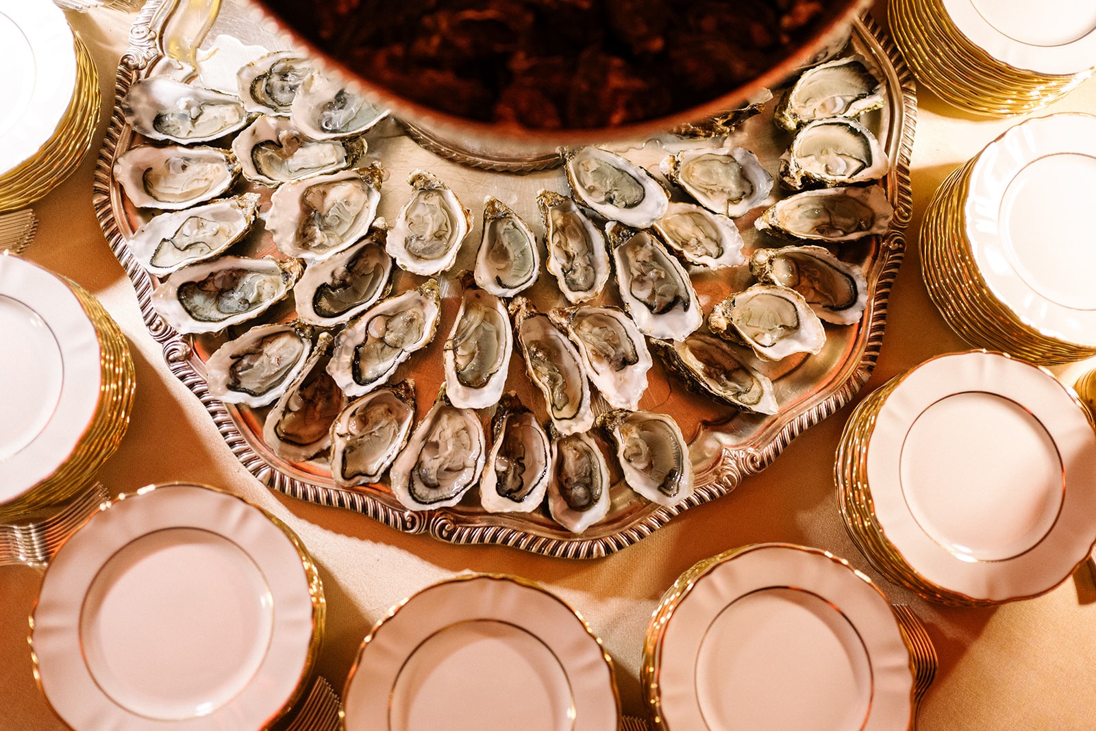 Plateau di ostriche servite su tavola elegante per evento di catering di lusso, tra raffinatezza e cura della mise en place.