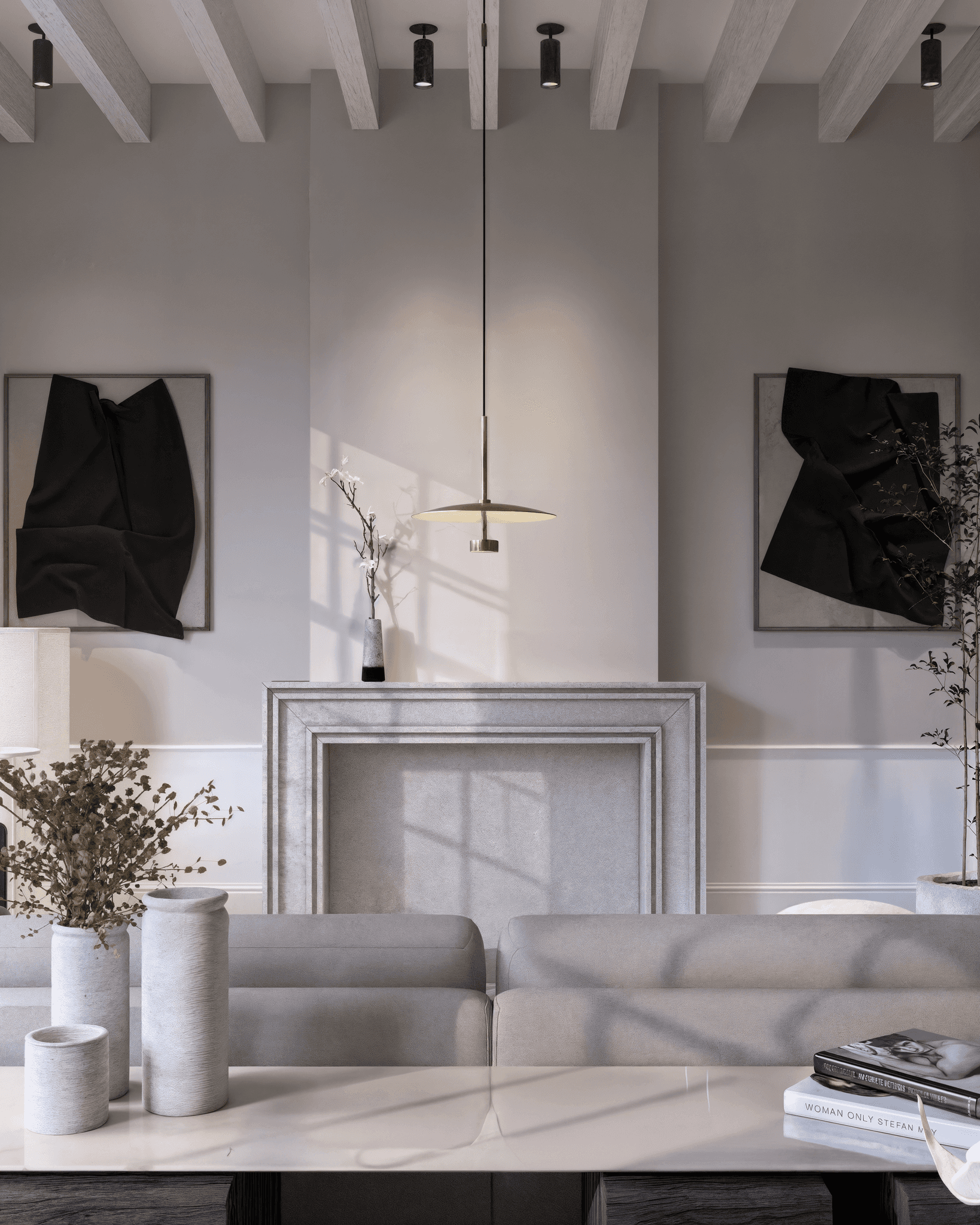 Warm minimalistisch interieur met haard, lichte balkenplafond en kunst aan de wand in zachte aardetinten.