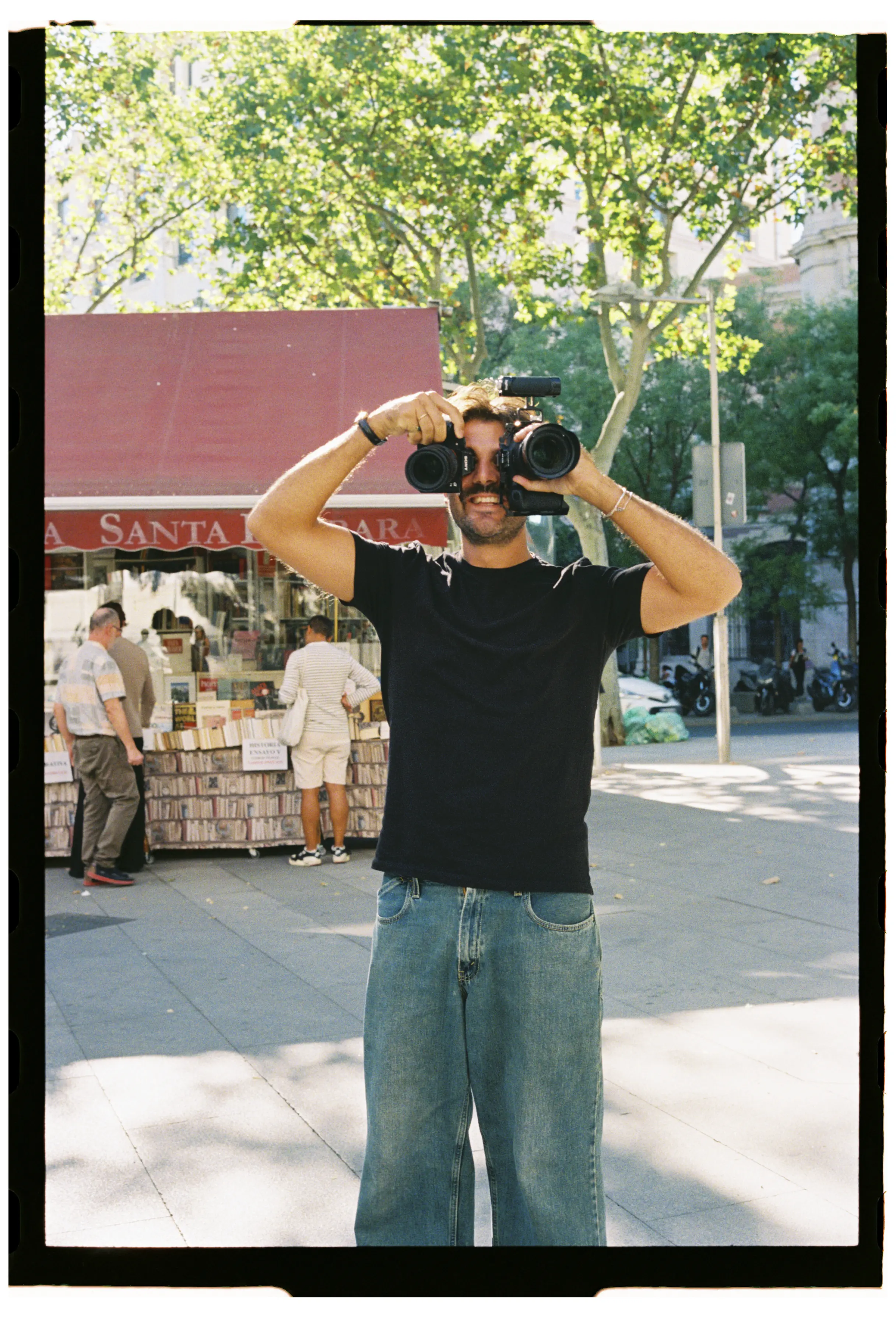 antonio bellido posando con camaras de fotos