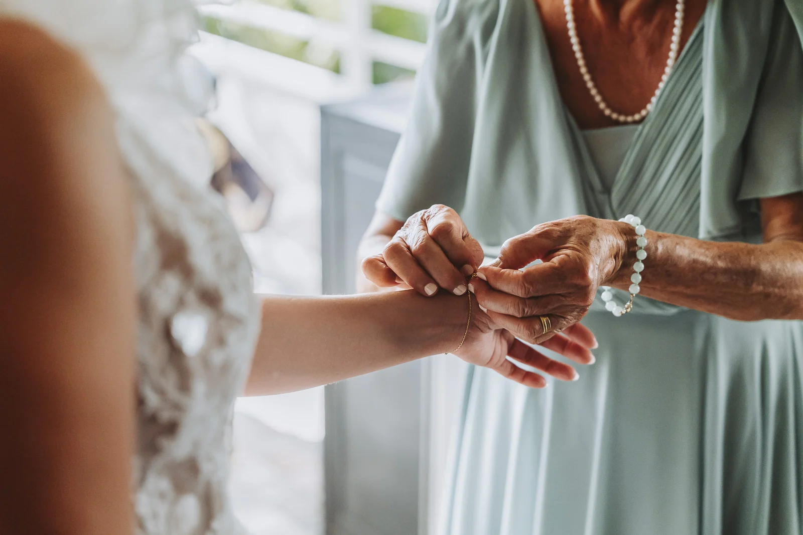 Gros plan sur les alliances et les mains des mariés — Photographe Réunion 974