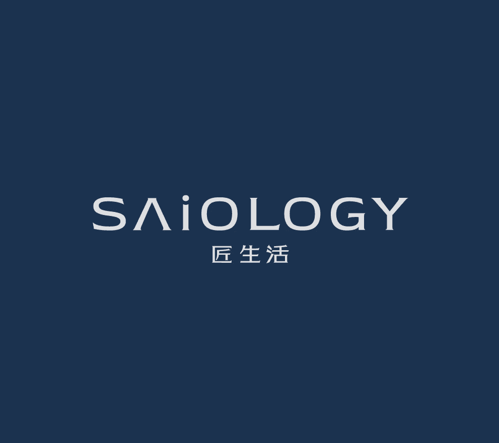 這張圖像展示了匠生活的品牌識別,藍色紙張上印有白色的英文標誌「SAiOLOGY」和中文「匠生活」。