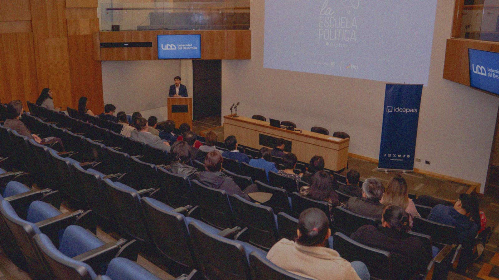 Foto de estudiantes y profesionales en un salón de la Universidad del Desarrollo de Concepción en el marco de la primera edición de La Escuela Política en Biobío