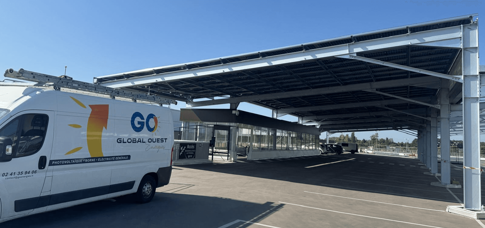 Ombrière photovoltaïque sur le parking d’un Super U à Angers, réalisée par Global Ouest Energies