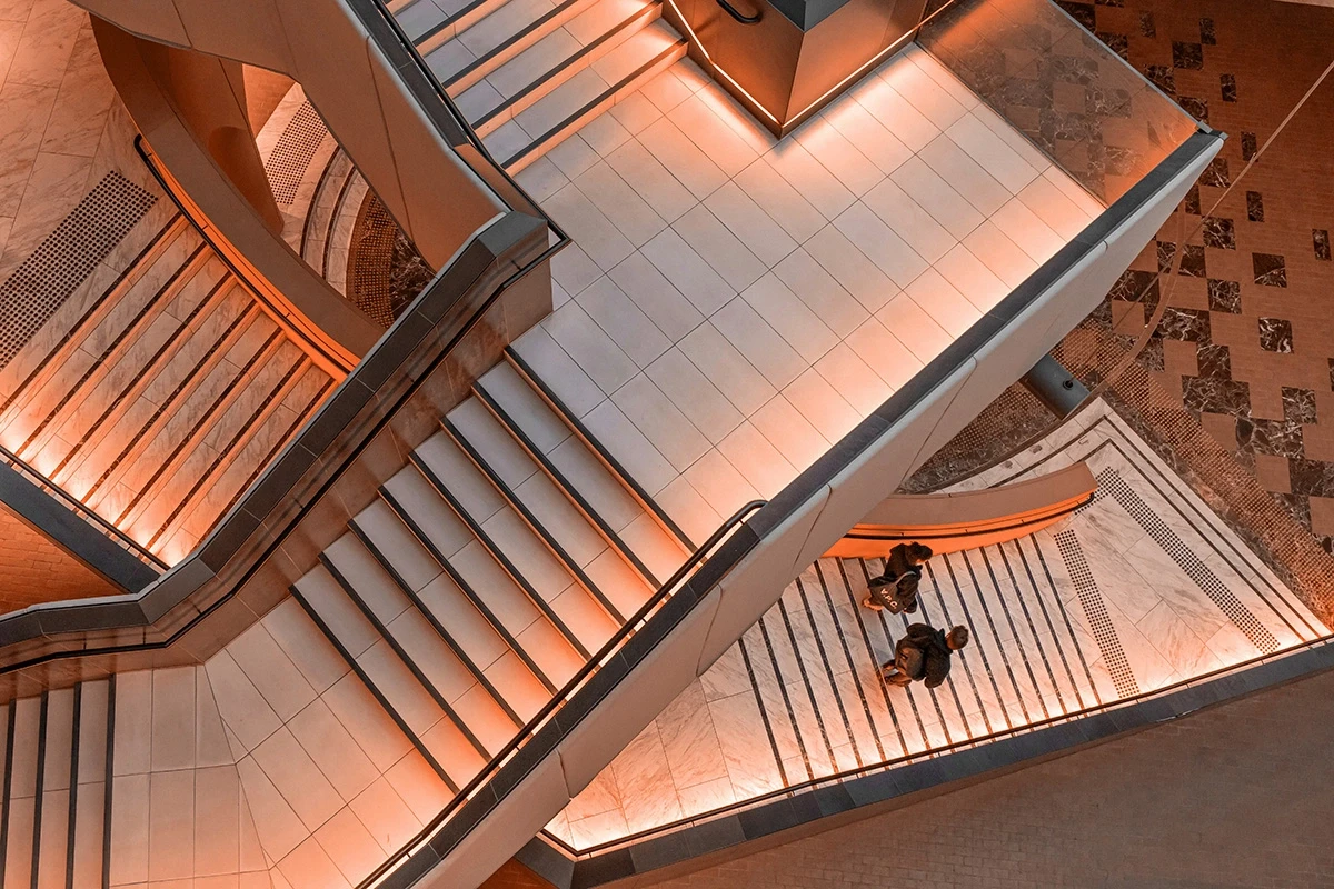 Treppenhaus mit Personen