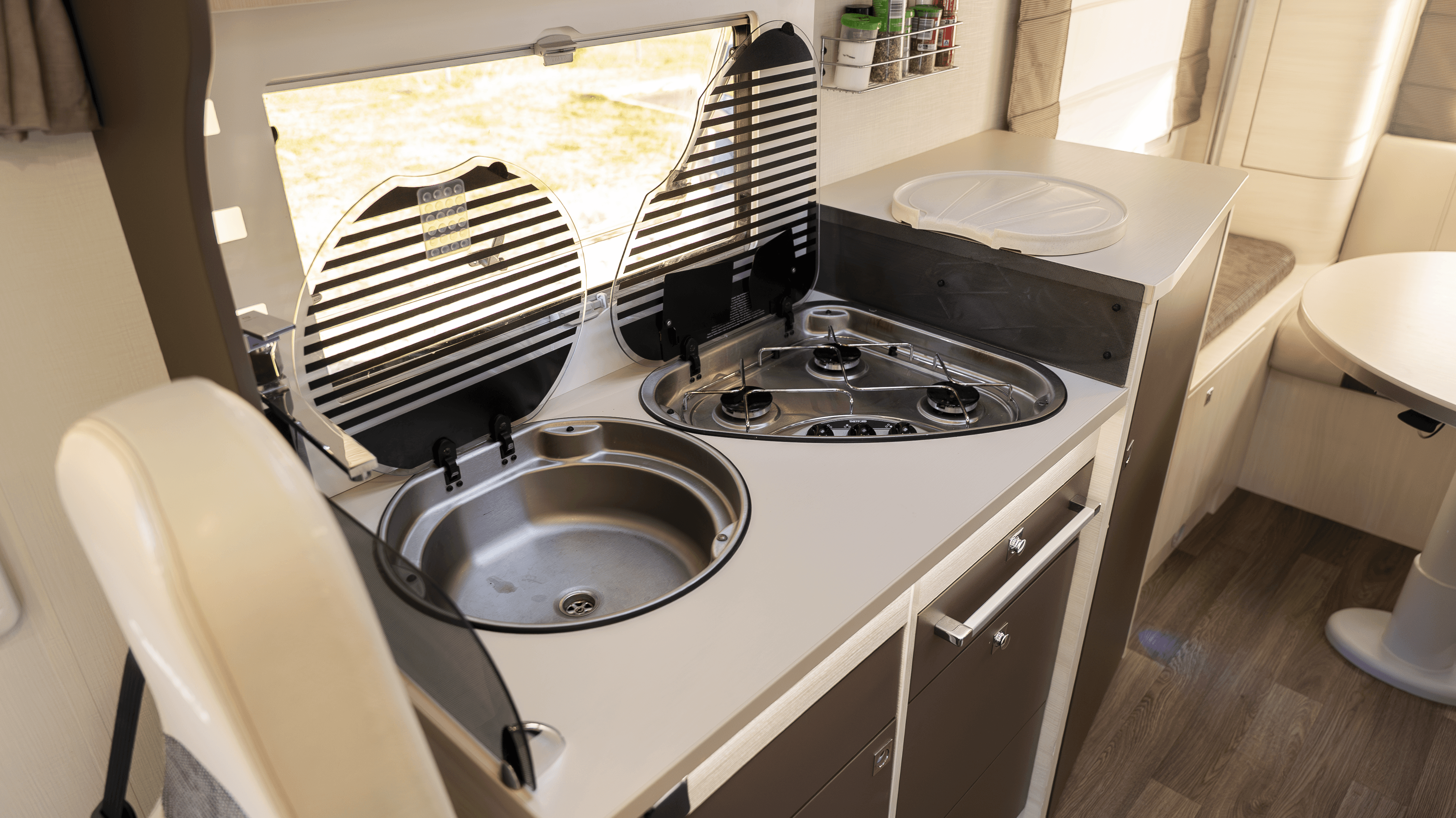 Camping-car avec store extérieur en location en Alsace