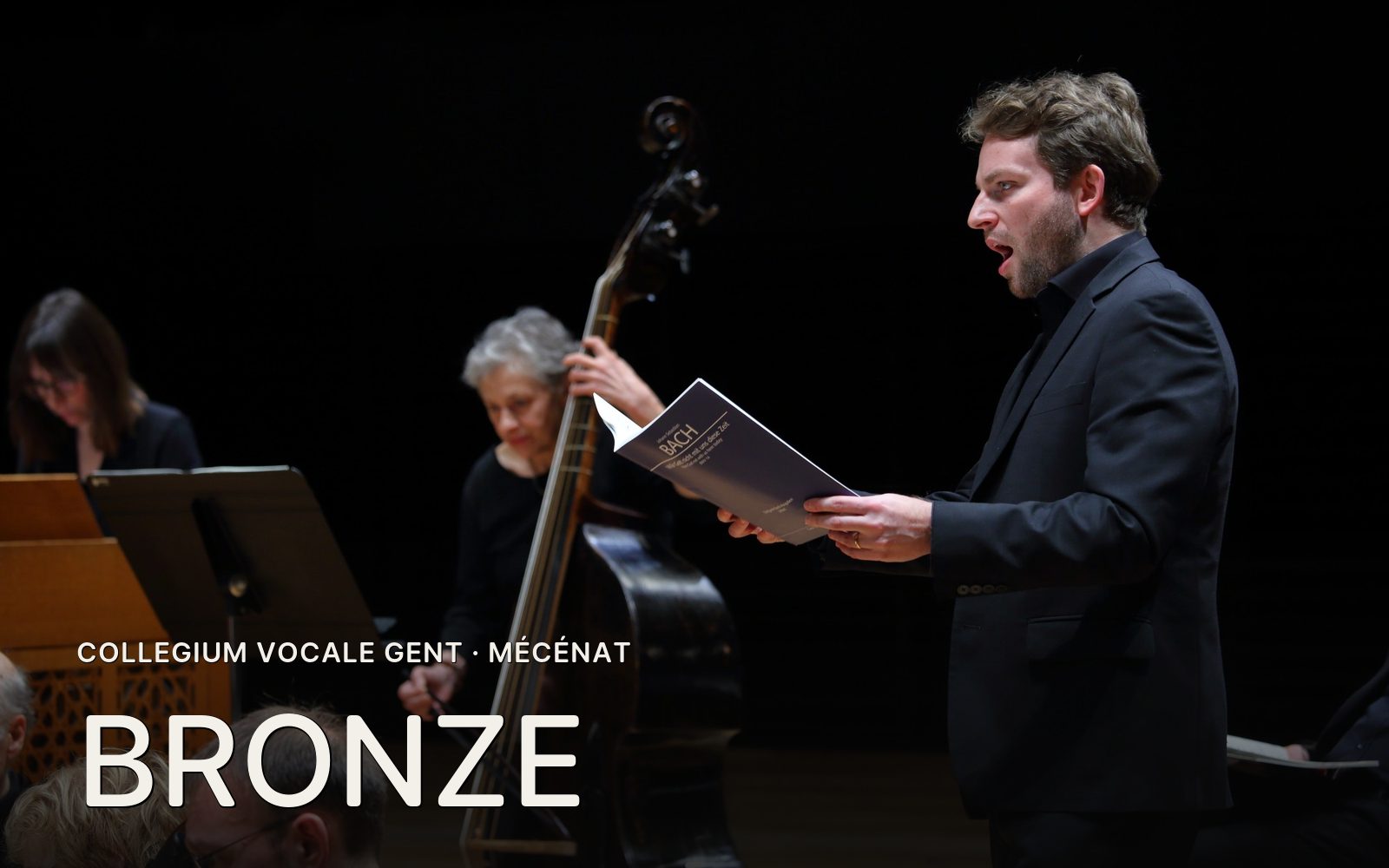 Un chanteur du Collegium Vocale Gent avec une partition de cantate de Bach