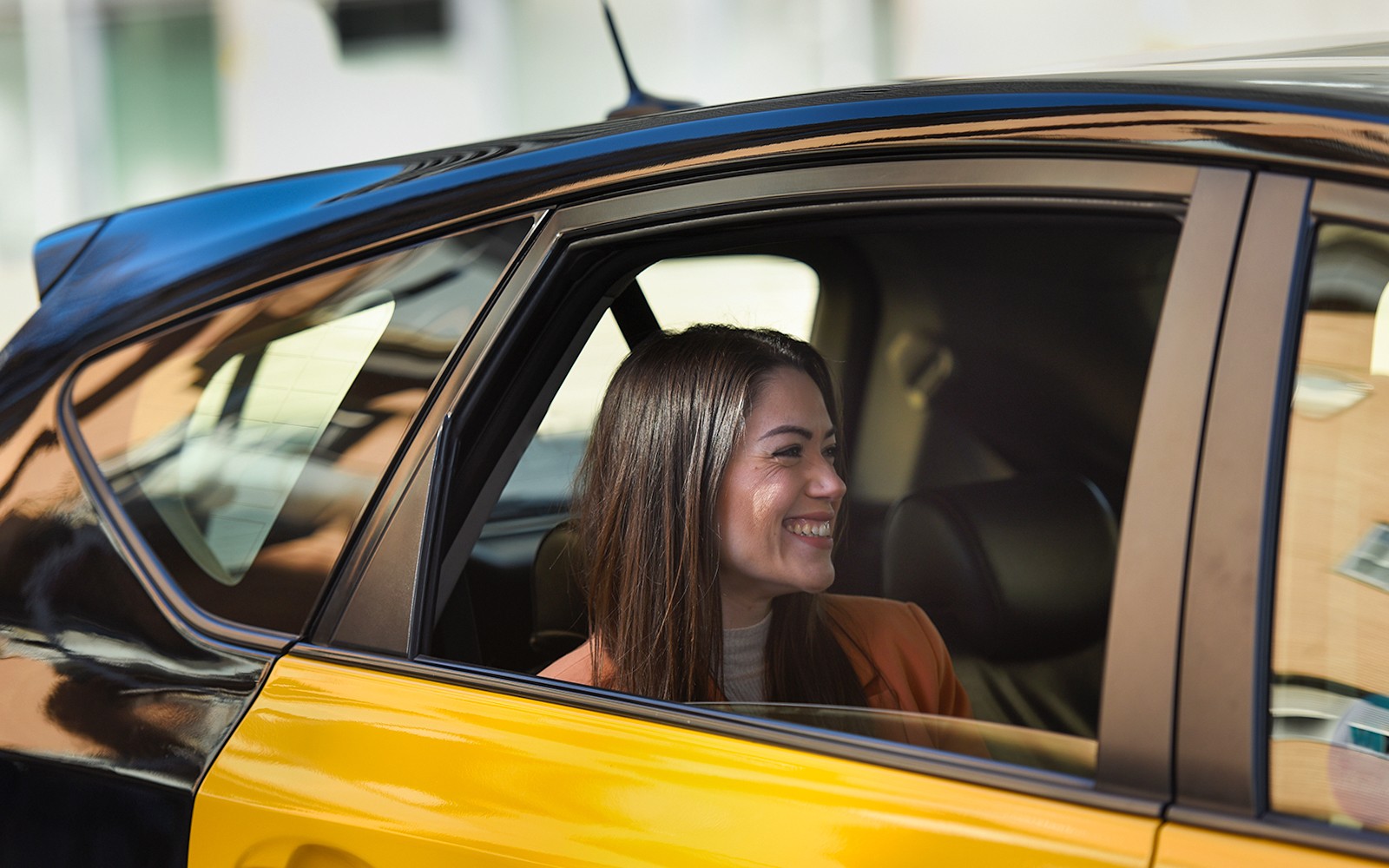 Pasager zâmbind într-un taxi pentru transfer privat la Aeroportul Charles de Gaulle.