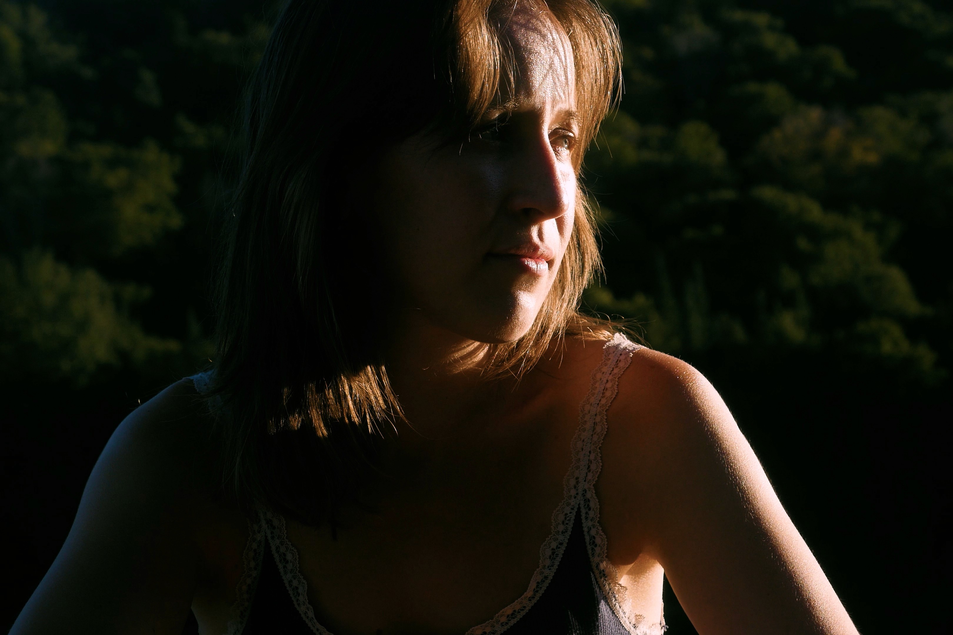 Artistic portrait of a woman for La vie au lac creative video in Laurentides, Quebec