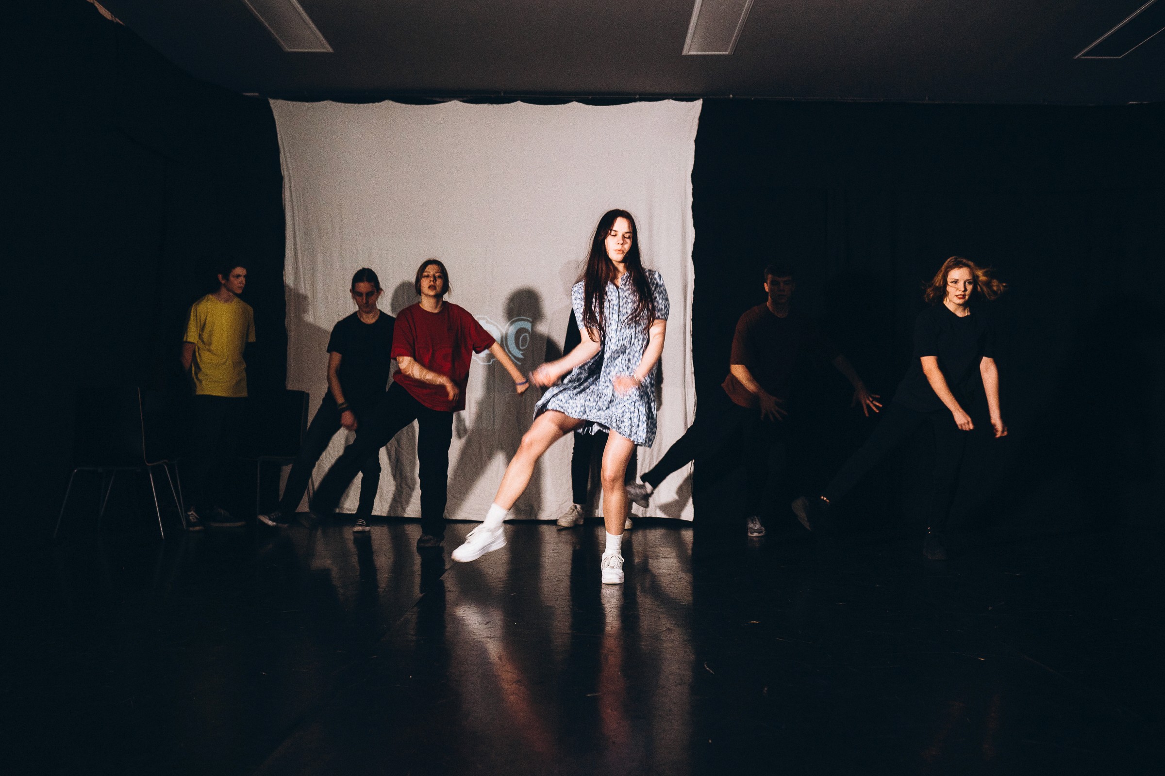 Foto von jungen Leuten, die das Theaterstück aufführen.