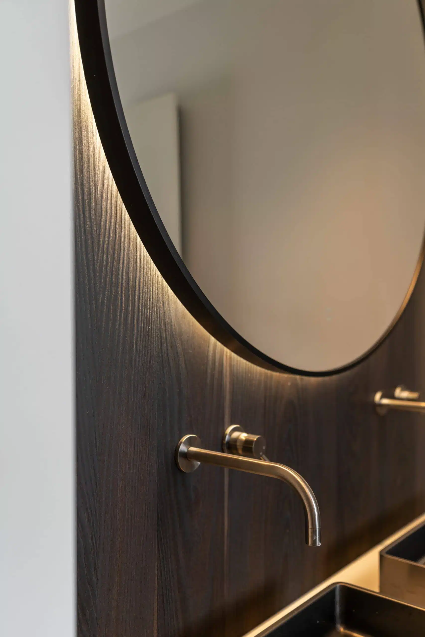 keuken met lichte marmer blad en led verrlichting