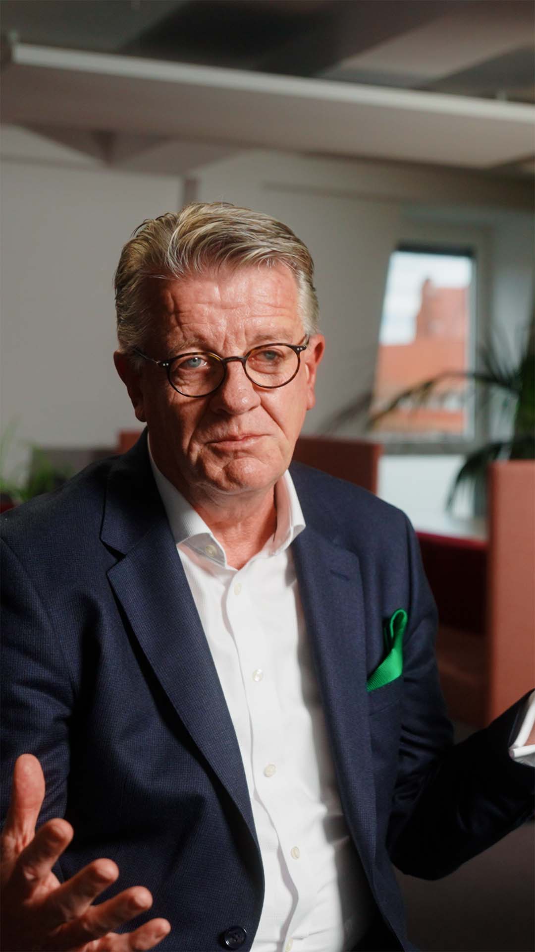 Portrait of Dietmar Scheel, Vorstand DEVK, highlighting strategic film production 