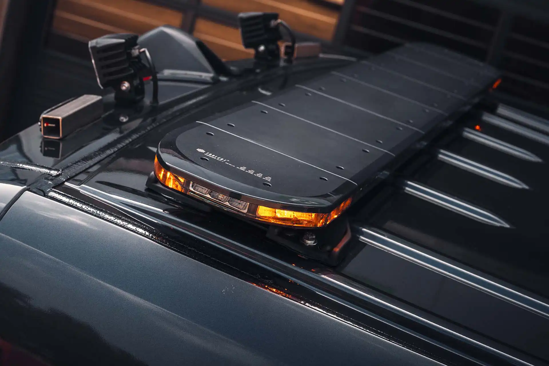 Transporter mit TRALERT Lichtbalken auf dem Dach
