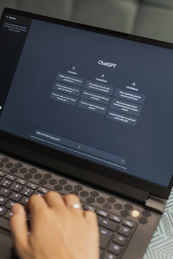 شات جيبي تي, شخص يستخدم الذكاء الاصطناعي على لابتوب