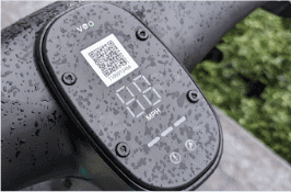 Evidence photo: the Cosmo-E handlebar display with its QR code, speed digits and buttons