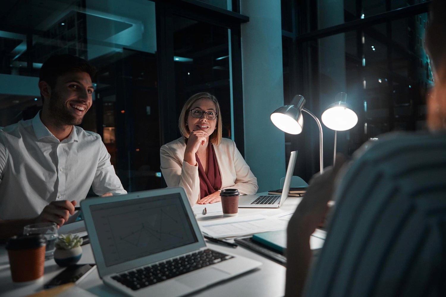 Equipe analisando presença digital de uma empresa em Poços de Caldas com foco em site, SEO local e posicionamento no Google