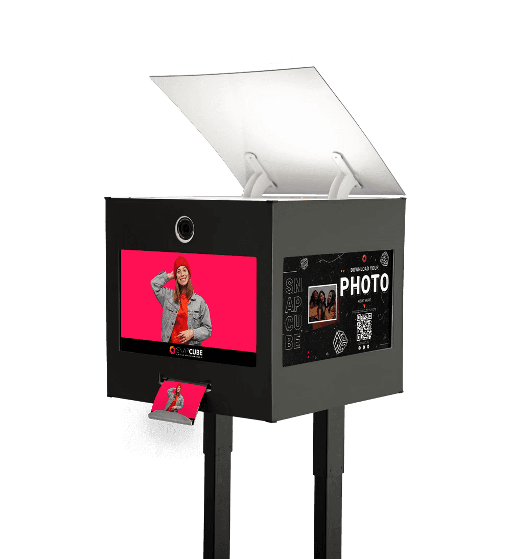 SnapCube Fotobox für Unternehmen auf Messen und Veranstaltungen mit Kamera, Display und Druckfunktion zur Leadgenerierung.