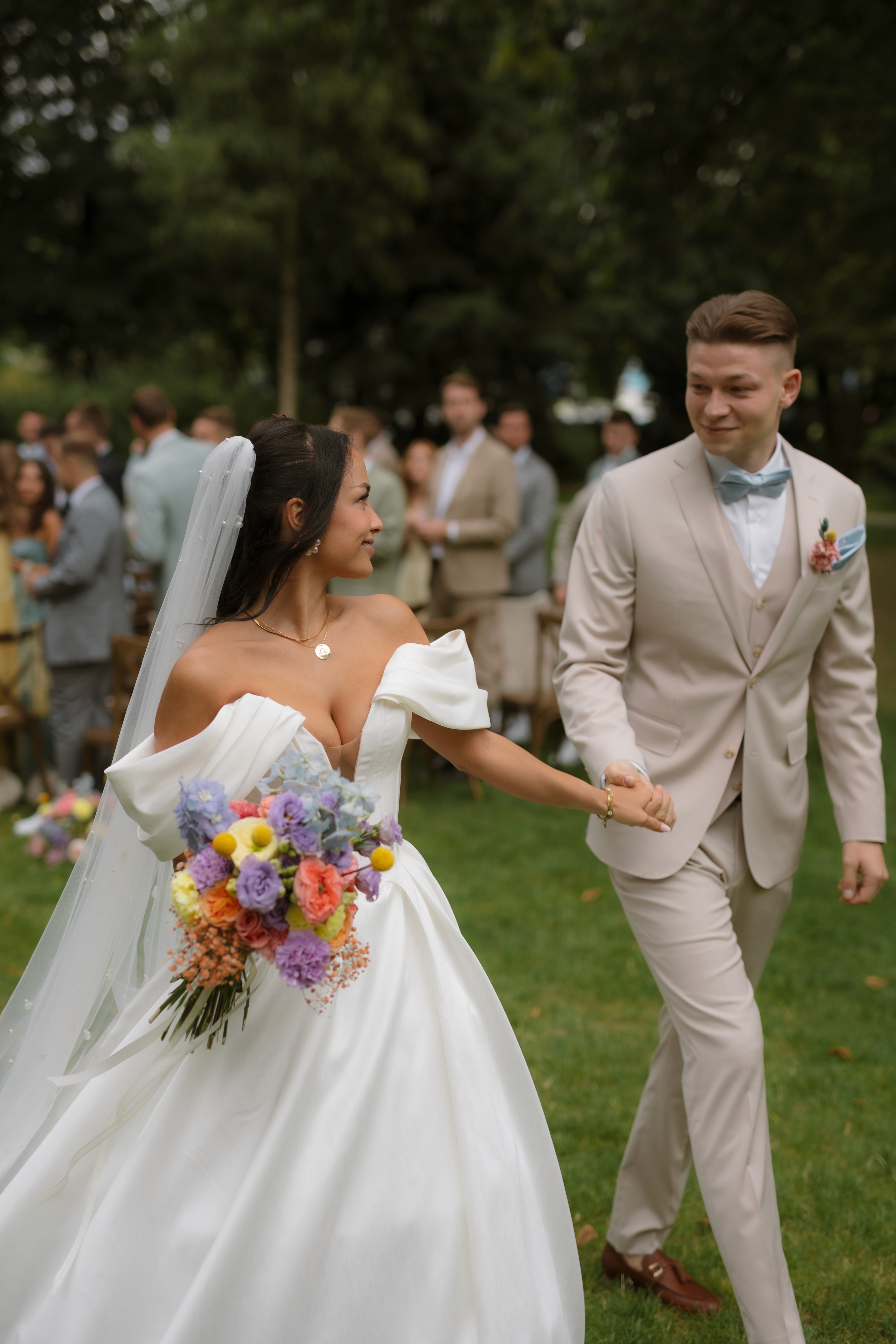 Hochzeitskleid hängt vor antiker Holztür