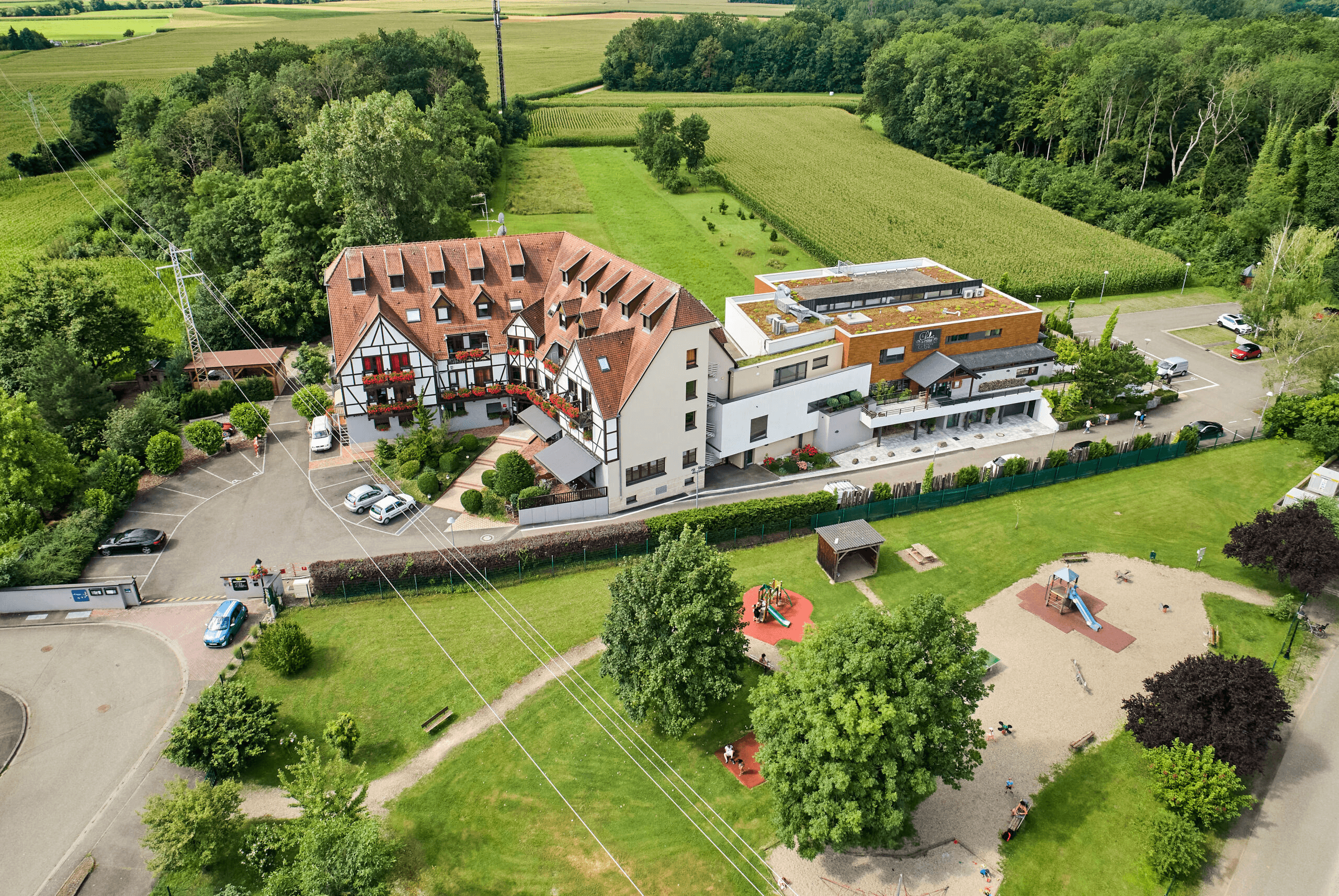 Vue aérienne de l’Hôtel & Spa Les Alizés à Lipsheim, proche de Strasbourg, dans un écrin de verdure.