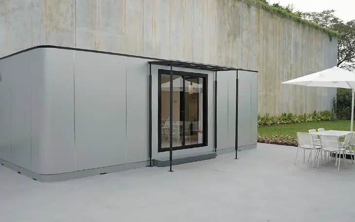 Widya Chandra changing room