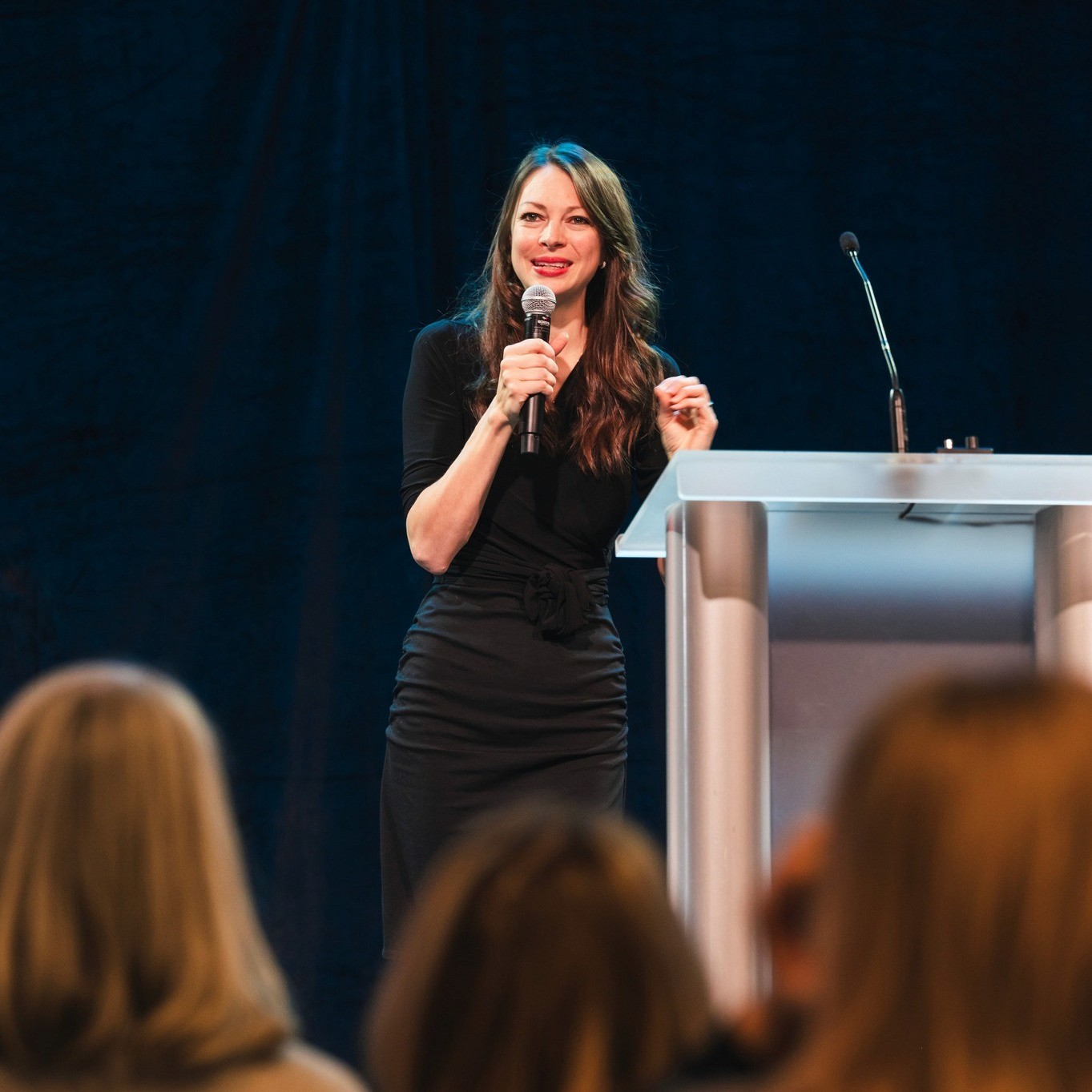 Andréanne Martin animant une formation ÉpithéliaPro destinée aux professionnels de la santé souhaitant approfondir leurs connaissances sur le microbiote.