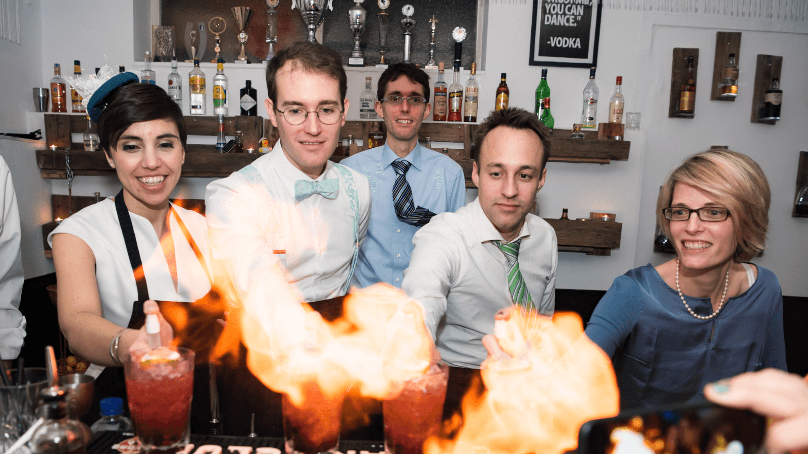 Team flambiert Cocktails beim SAPOORI Mixology-Event in Frankfurt – spektakuläres Highlight, Kreativität und Teambuilding-Moment