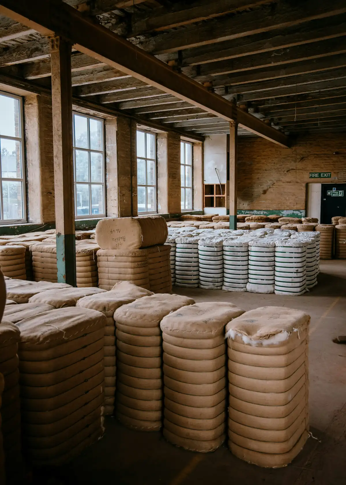Bodega con sacos de producto agrícola apilados listos para exportación