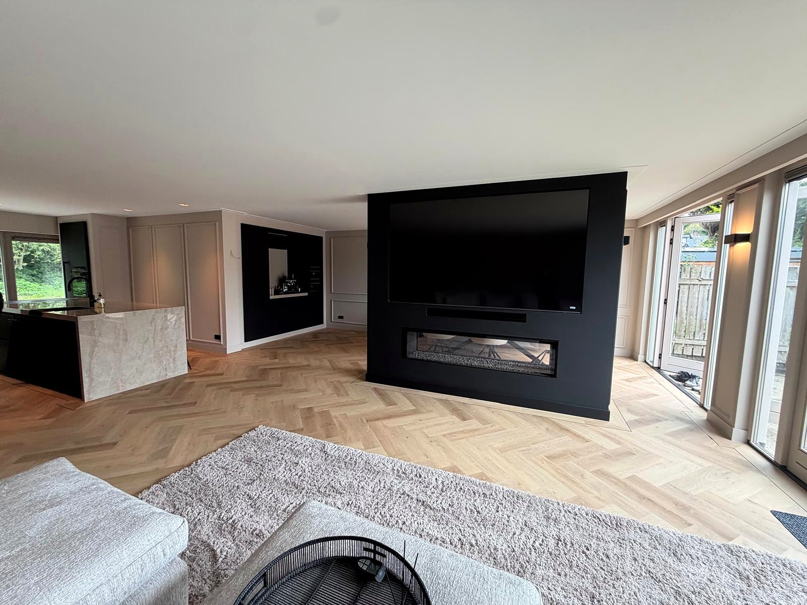 Gerenoveerde woonkamer met haardwand