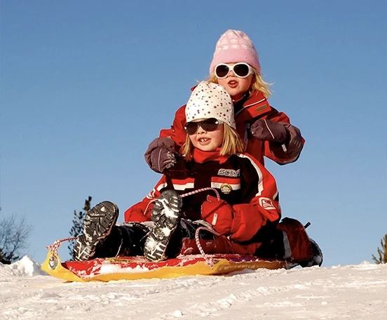 Enfants vivent des expériences sur une luge