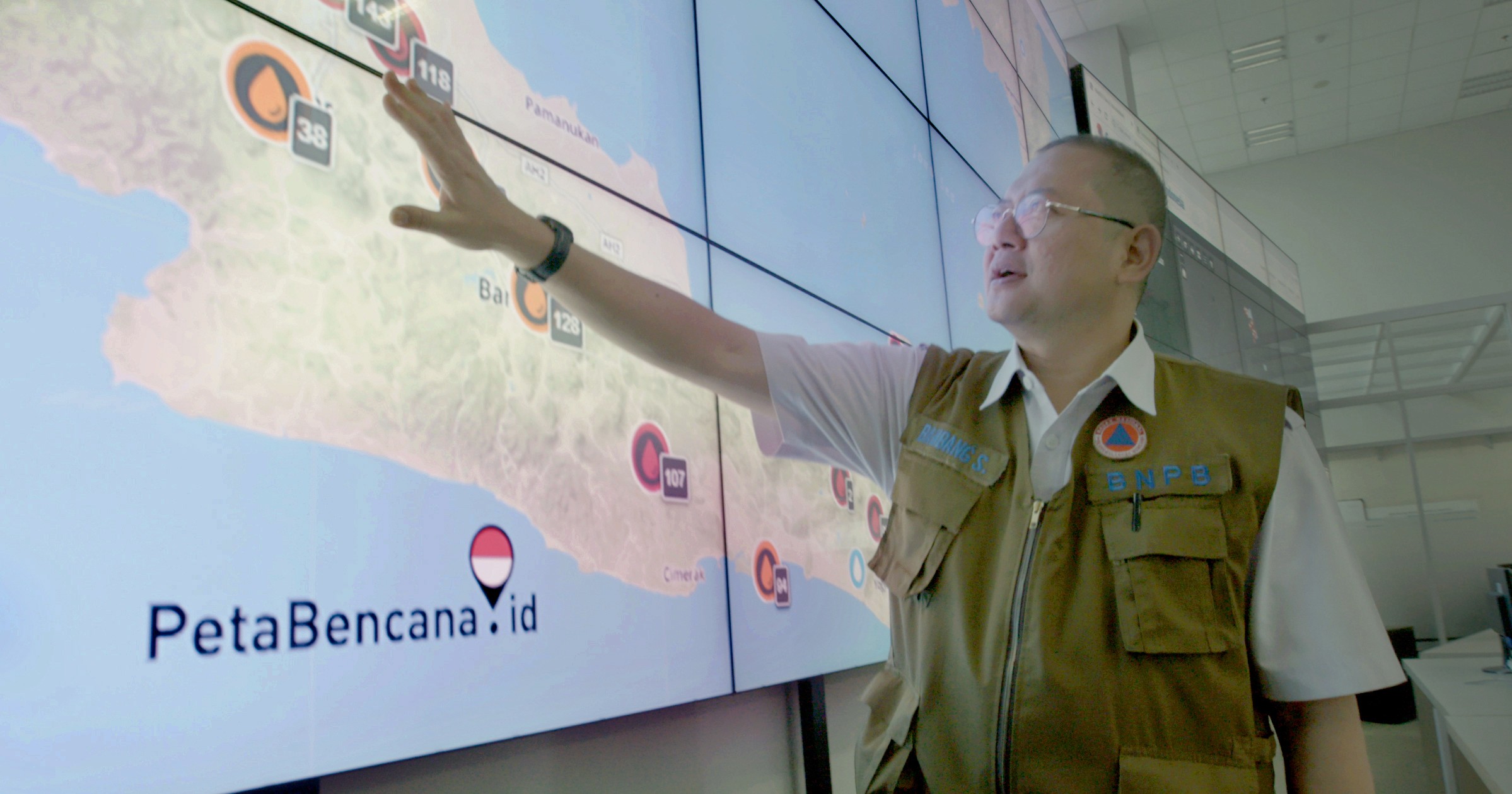 Bambang Suryaputra, Director of the Emergency Operations Control Center at the National Emergency Management Agency monitors PetaBencana.id to respond to resident reports in real-time
