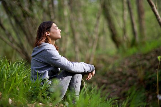 femme qui retrouve le calme intérieur