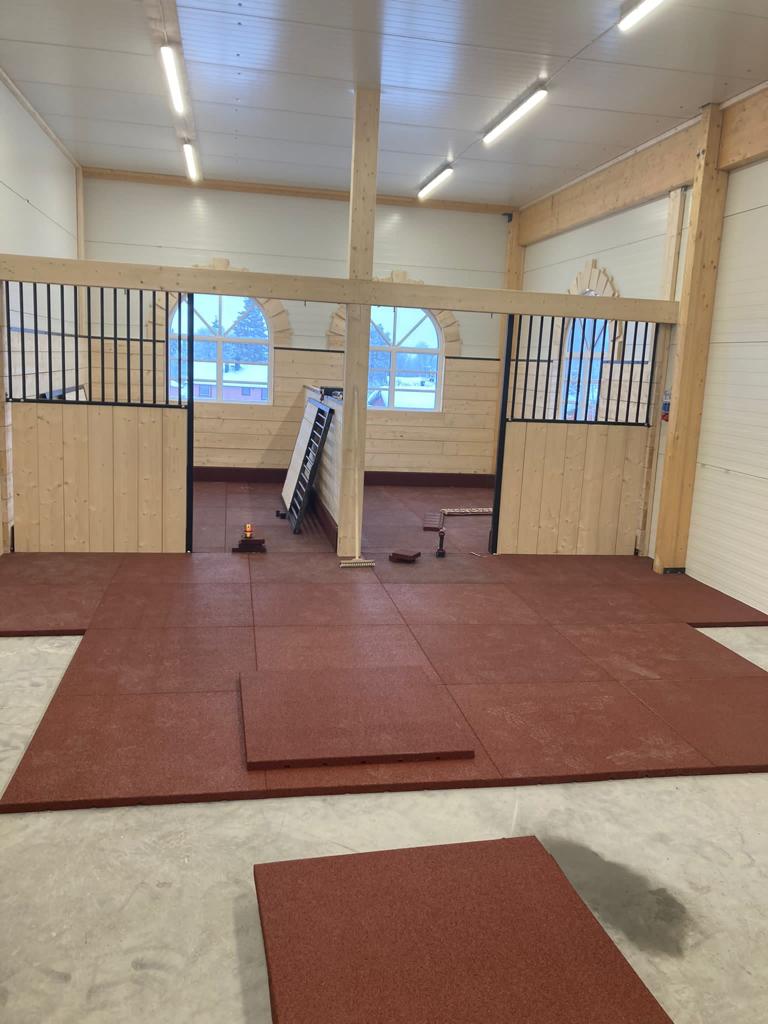 softdek gulv inni en stall