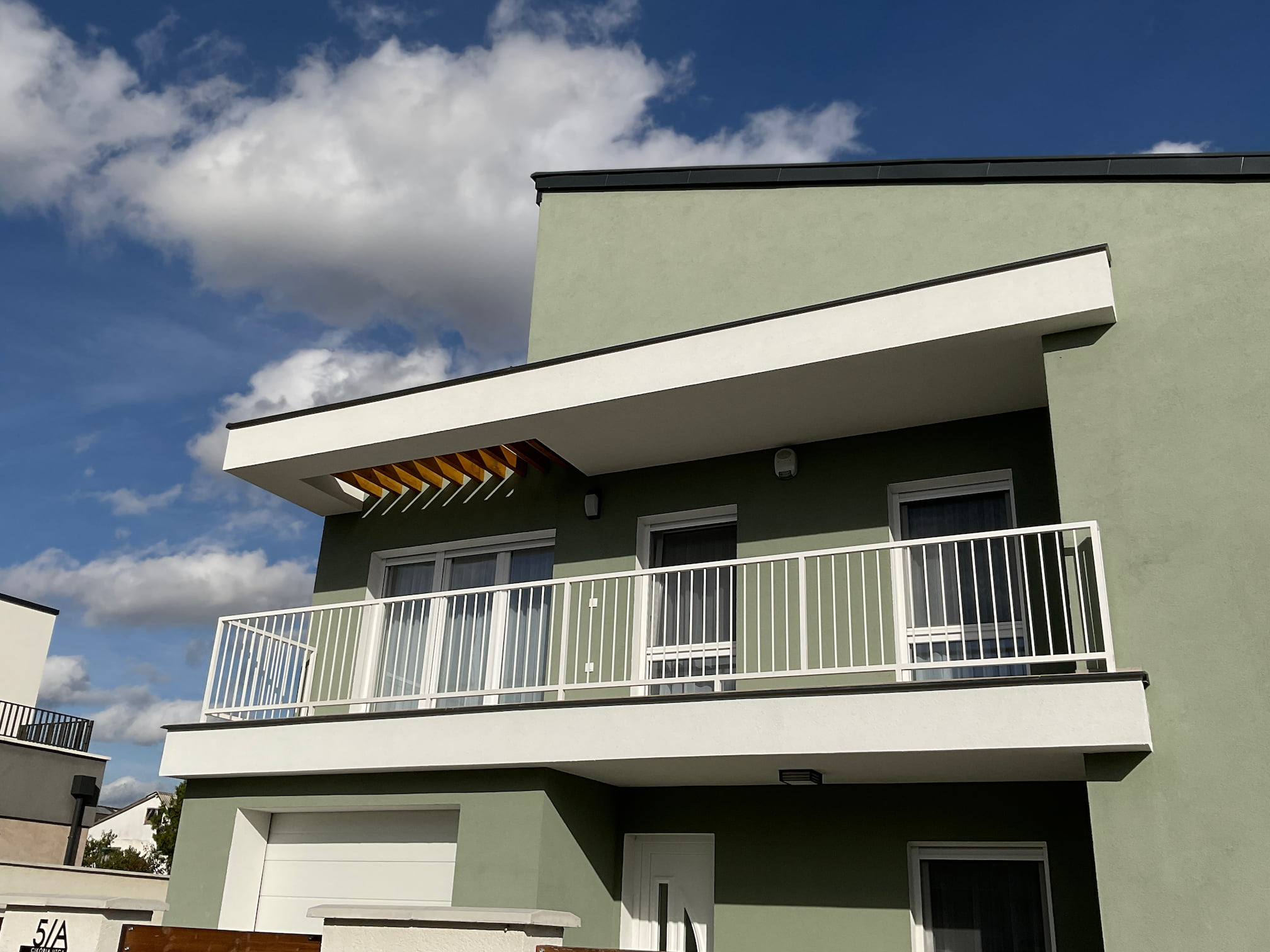 háromlakásos családi ház