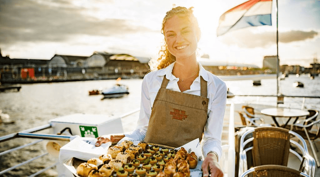 Gastvrije host serveert hapjes tijdens hospitality event