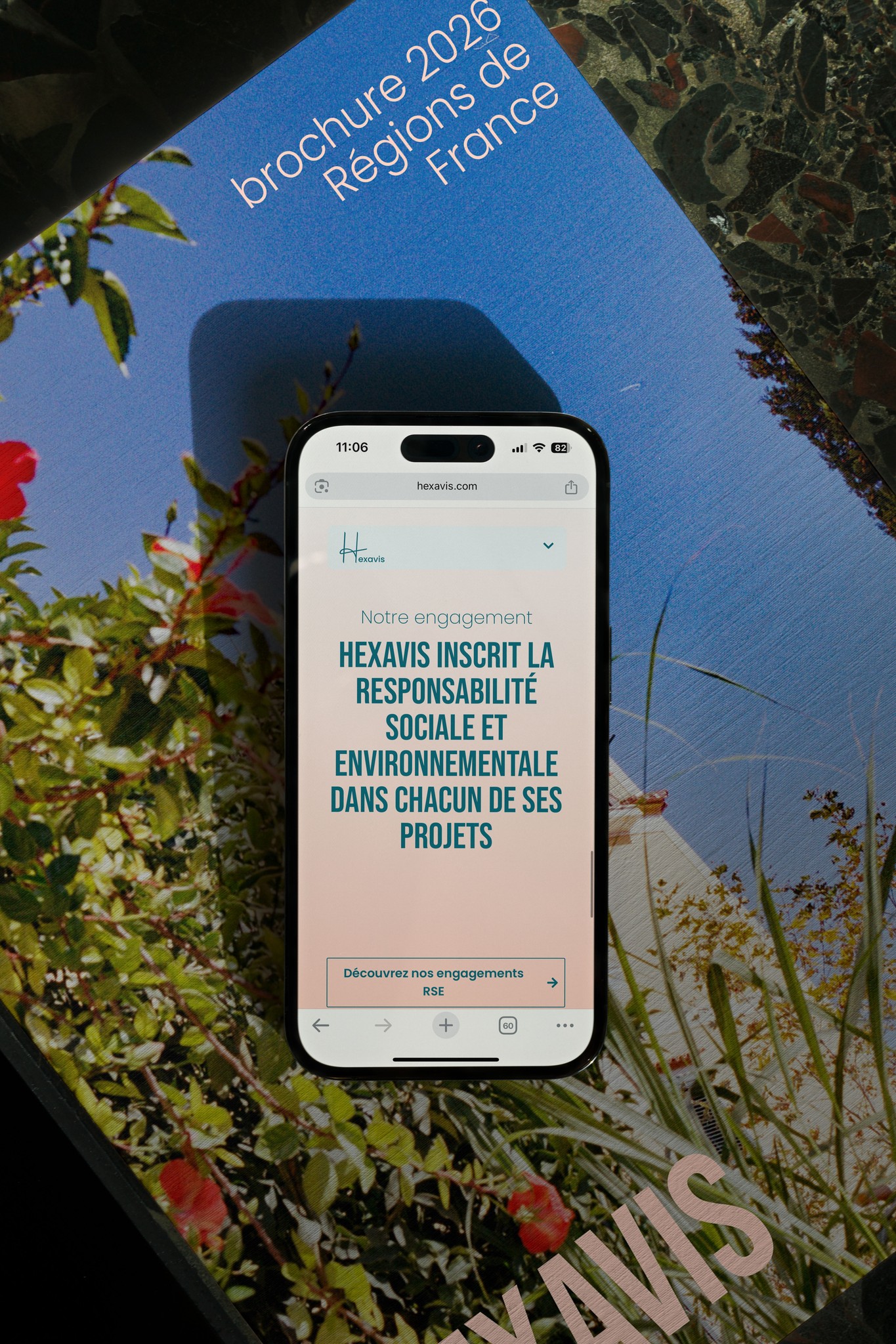 Mockup mobile de l'engagement RSE d'Hexavis : design d'interface épuré pour valoriser le tourisme durable et les valeurs de l'agence.