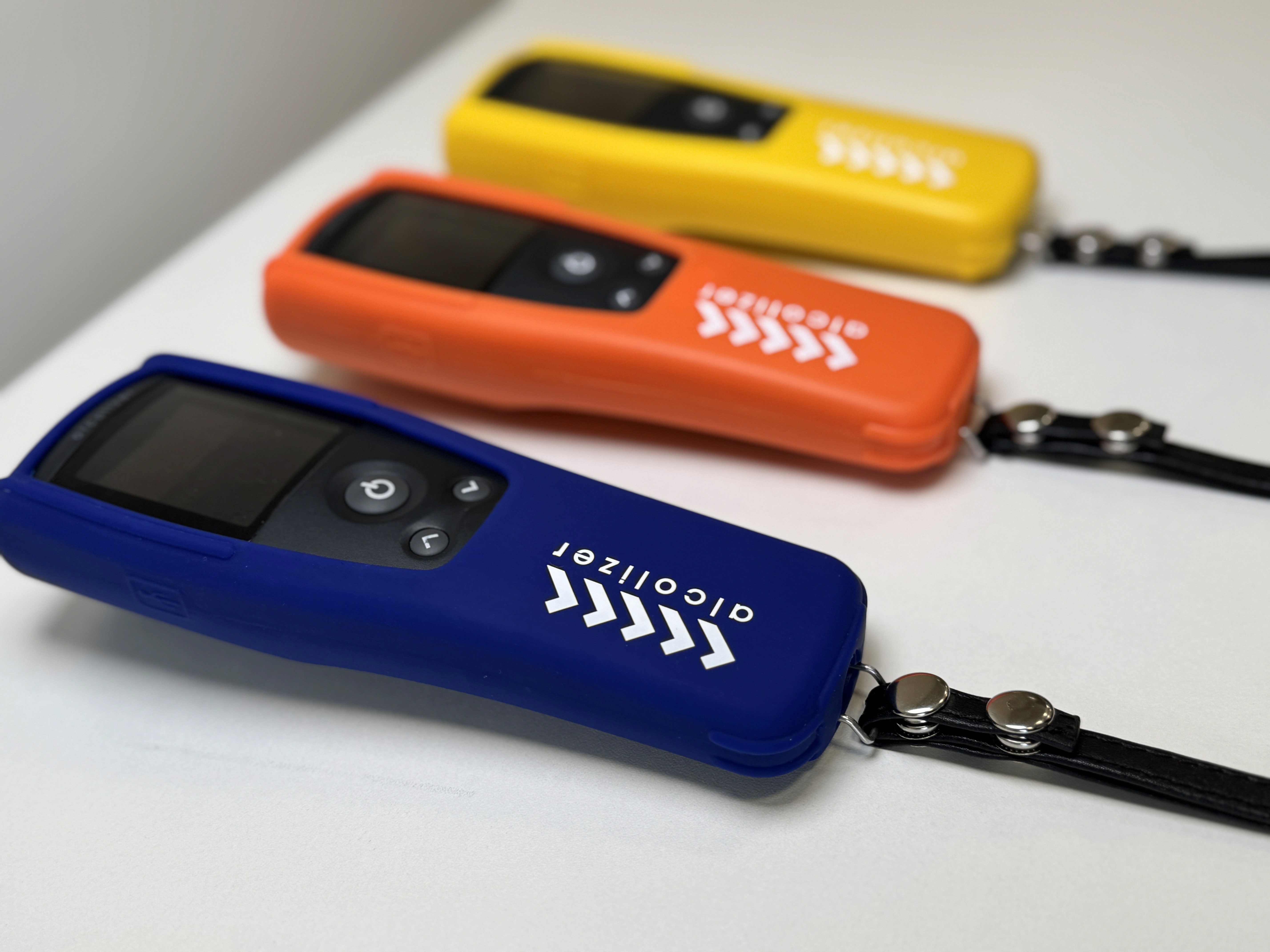 Profissional aeroportuário com postura séria e confiante em meio aos aviões.