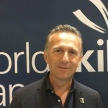 Portrait de Thierry Barrandon avec un chemise noir.