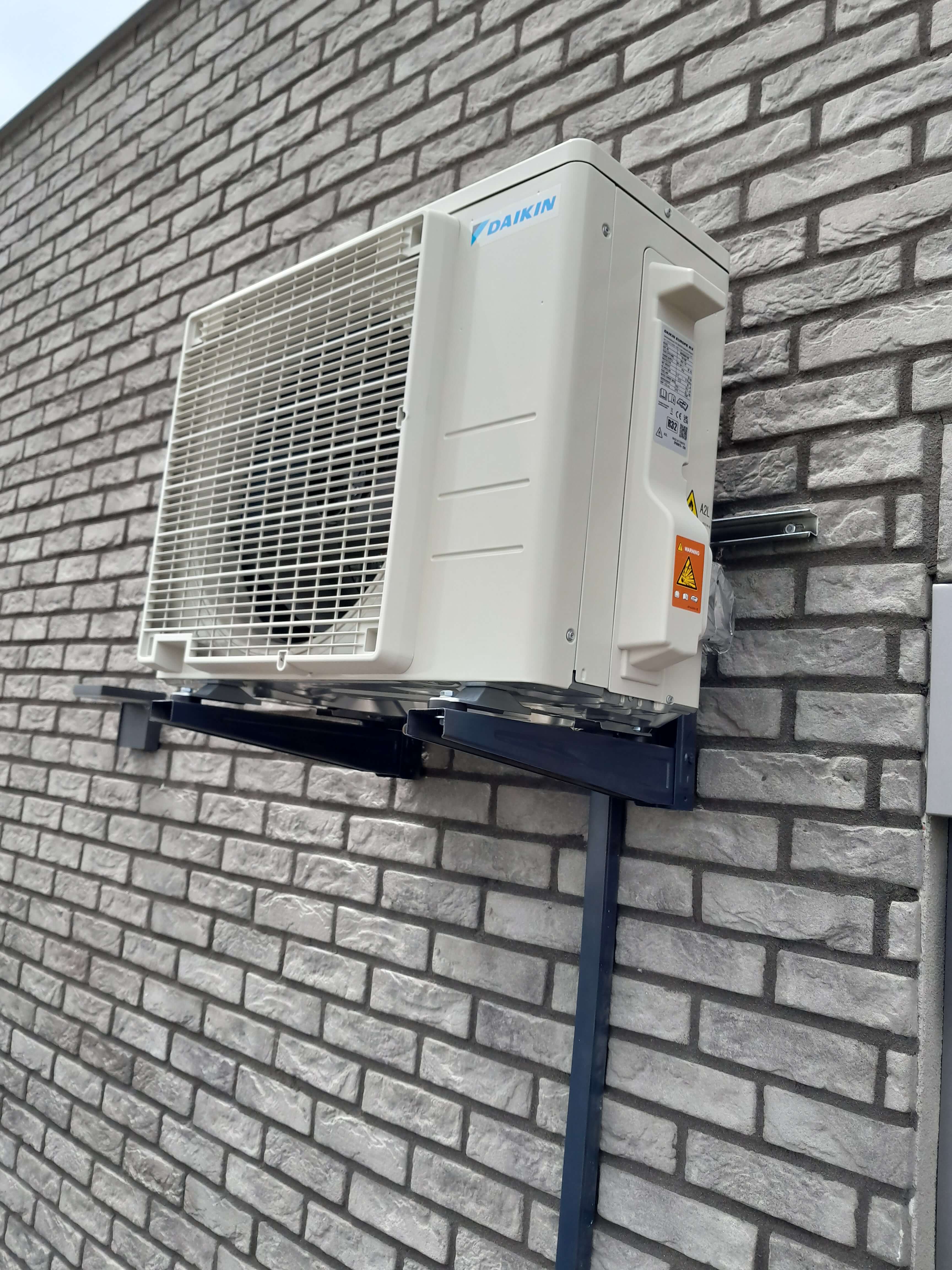 Nainstalovana klimatizacna jednotka na stene domu